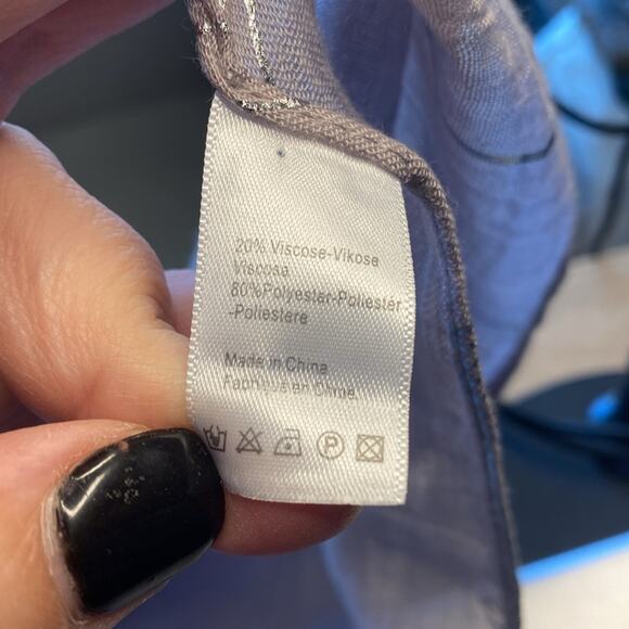 Lt grey scarf with silver foil arrow design - Picture 3 of 4